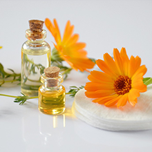 essencial oils and flowers